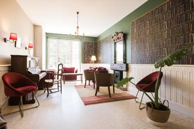 Coin salon dans l'établissement Logis Hôtel Restaurant Le Lascaux