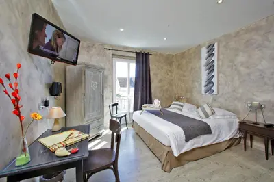 Un ou plusieurs lits dans un hébergement de l'établissement Logis Hôtel Restaurant Le Lascaux