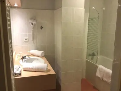 Salle de bains dans l'établissement Hôtel du Parc