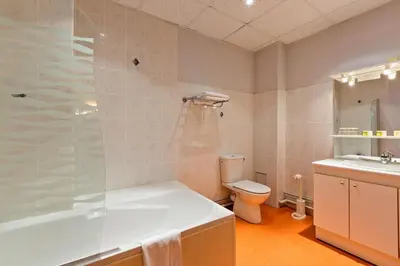 Salle de bains dans l'établissement Hôtel du Parc