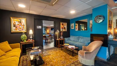 Coin salon dans l'établissement Hôtel Kyriad Brive Ouest