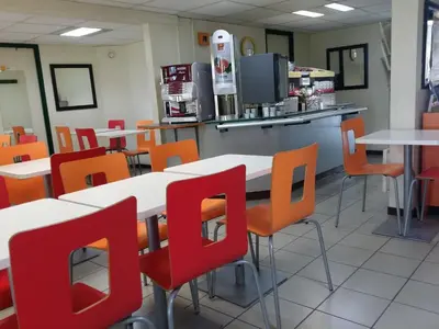 Restaurant ou autre lieu de restauration dans l'établissement Premiere Classe Brive La Gaillarde Ouest