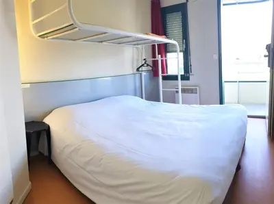Un ou plusieurs lits dans un hébergement de l'établissement Premiere Classe Brive La Gaillarde Ouest