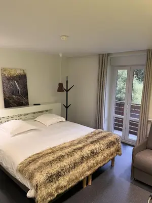 Un ou plusieurs lits dans un hébergement de l'établissement Hôtel du Puy Ferrand , Restaurant La Table de l'Ours