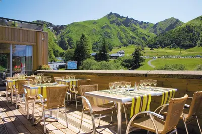 Vue générale sur la montagne ou vue sur la montagne depuis l'hôtel
