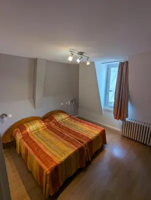 Un ou plusieurs lits dans un hébergement de l'établissement Logis Hôtel Regina