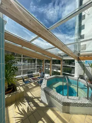 Piscine de l'établissement Logis Hôtel Regina ou située à proximité
