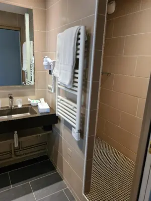 Salle de bains dans l'établissement Bastide du Cantal
