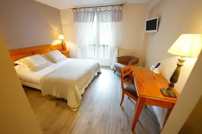 Un ou plusieurs lits dans un hébergement de l'établissement Logis Hôtel Le Griou