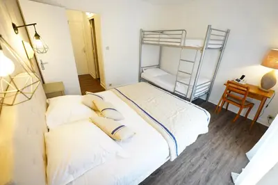 Un ou plusieurs lits dans un hébergement de l'établissement Logis Hôtel Le Griou