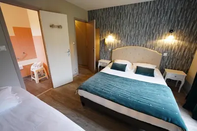 Un ou plusieurs lits dans un hébergement de l'établissement Logis Hôtel Le Griou