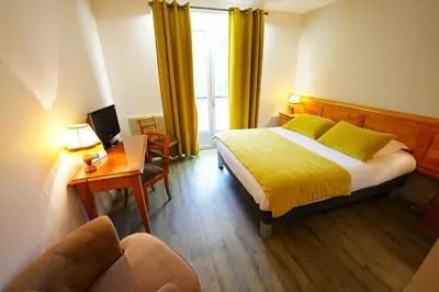 Un ou plusieurs lits dans un hébergement de l'établissement Logis Hôtel Le Griou