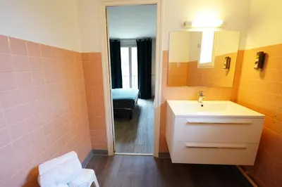 Salle de bains dans l'établissement Logis Hôtel Le Griou