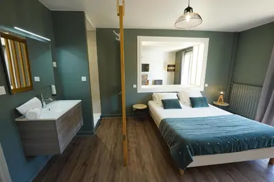 Un ou plusieurs lits dans un hébergement de l'établissement Logis Hôtel Le Griou
