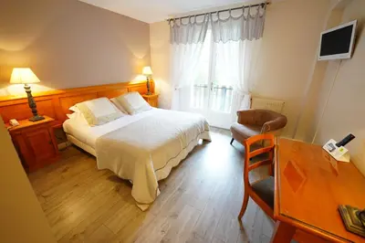 Télévision ou salle de divertissement dans l'établissement Logis Hôtel Le Griou
