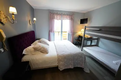 Un ou plusieurs lits dans un hébergement de l'établissement Logis Hôtel Le Griou