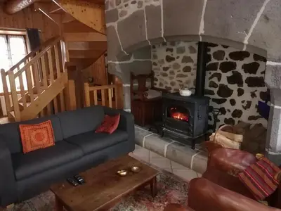 Coin salon dans l'établissement Maison typique pleine de charme Peyrusse Cantal