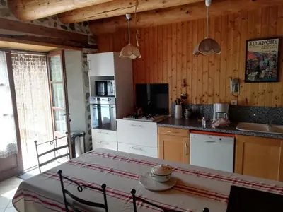 Cuisine ou kitchenette dans l'établissement Maison typique pleine de charme Peyrusse Cantal