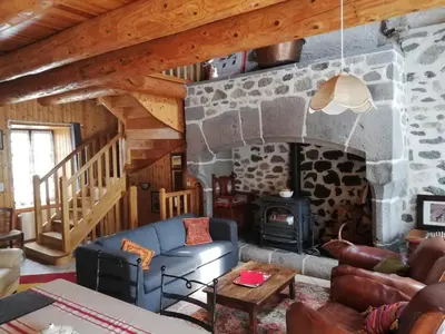 Coin salon dans l'établissement Maison typique pleine de charme Peyrusse Cantal