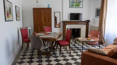 Télévision ou salle de divertissement dans l'établissement Les chambres de l'ATELIER à Montignac Lascaux