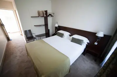 Un ou plusieurs lits dans un hébergement de l'établissement Hotel La Beauze