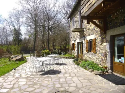 Jardin de l'établissement Logis Hôtel Auberge de la Hulotte