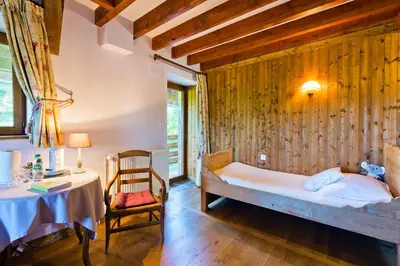 Un ou plusieurs lits dans un hébergement de l'établissement Logis Hôtel Auberge de la Hulotte