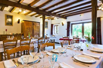 Restaurant ou autre lieu de restauration dans l'établissement Logis Hôtel Auberge de la Hulotte