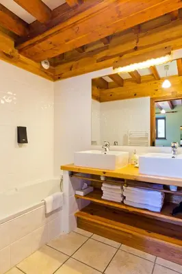 Salle de bains dans l'établissement Logis Hôtel Auberge de la Hulotte