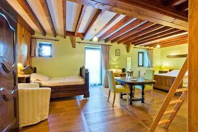 Coin salon dans l'établissement Logis Hôtel Auberge de la Hulotte