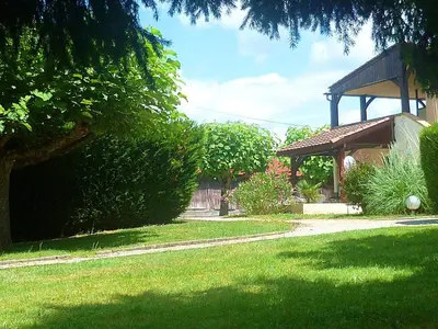 Jardin de l'établissement Maison confortable avec piscine partagée à Saint-Genies.