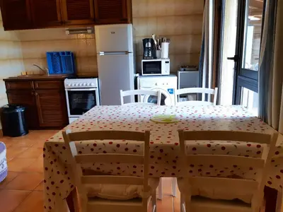 Cuisine ou kitchenette dans l'établissement Maison confortable avec piscine partagée à Saint-Genies.