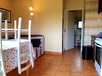 Cuisine ou kitchenette dans l'établissement Maison confortable avec piscine partagée à Saint-Genies.