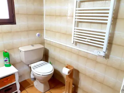 Salle de bains dans l'établissement Maison confortable avec piscine partagée à Saint-Genies.