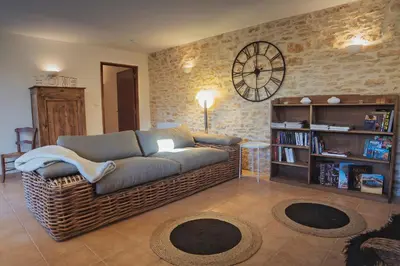 Coin salon dans l'établissement Gîtes La Source