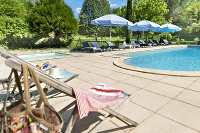 Piscine de l'établissement Gîtes La Source ou située à proximité