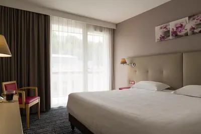 Un ou plusieurs lits dans un hébergement de l'établissement BRIT HOTEL Confort Le Limouzi TULLE