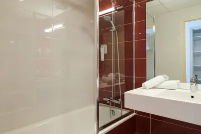 Salle de bains dans l'établissement BRIT HOTEL Confort Le Limouzi TULLE