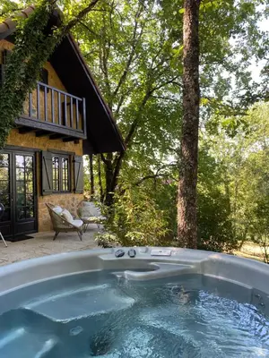 Piscine de l'établissement Petit Maison du Chêne ou située à proximité