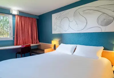 Un ou plusieurs lits dans un hébergement de l'établissement B&B HOTEL Limoges 3
