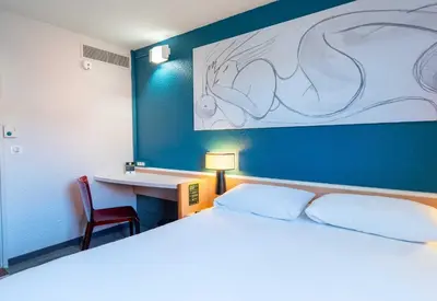 Un ou plusieurs lits dans un hébergement de l'établissement B&B HOTEL Limoges 3