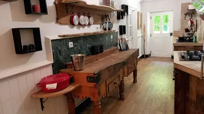 Cuisine ou kitchenette dans l'établissement Domaine Le Mayne