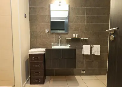 Salle de bains dans l'établissement Hôtel Château de Lacan