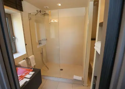 Salle de bains dans l'établissement Hôtel Château de Lacan