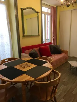 Coin salon dans l'établissement Appartement cosy à La Bourboule, 40 m², casier à skis