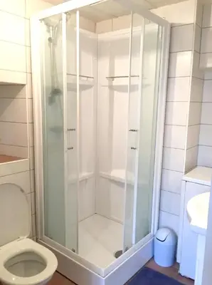 Salle de bains dans l'établissement Appartement cosy à La Bourboule, 40 m², casier à skis