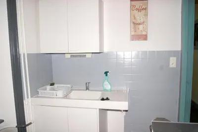 Cuisine ou kitchenette dans l'établissement Appartement cosy à La Bourboule, 40 m², casier à skis