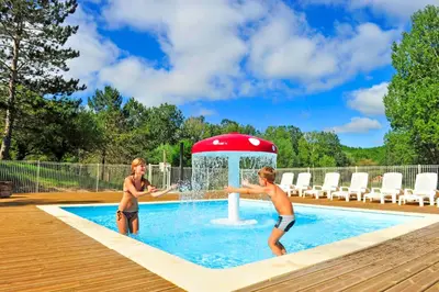 Piscine de l'établissement Résidence Goélia Les Cottages du Lac ou située à proximité
