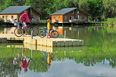 Vélo sur le terrain de l'établissement Résidence Goélia Les Cottages du Lac ou dans les environs