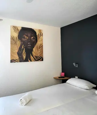 Un ou plusieurs lits dans un hébergement de l'établissement Brit Hôtel Essentiel Limoges Nord Calme, Parking gratuit, accès rapide A20